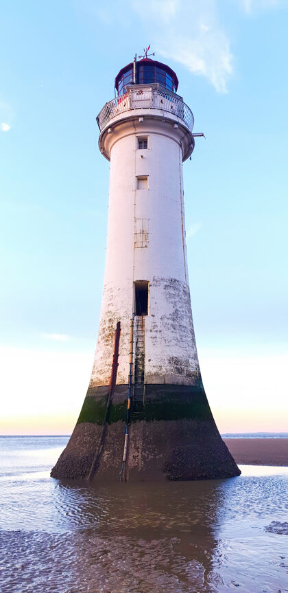 海岸日落时利物浦灯塔的景色 正面的水位图 英国光海海岸