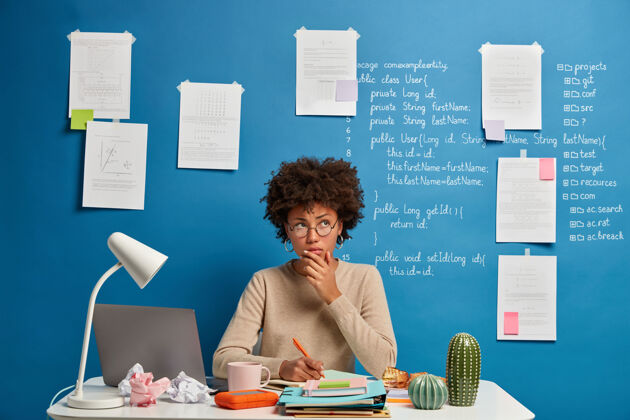 信息体贴迷人的眼镜女人在日记里写目标清单 在个人记事本里做笔记论文室内女人