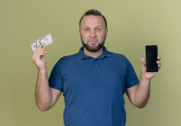 手机很高兴成年斯拉夫男子展示手机和金钱绿色应用程序金钱