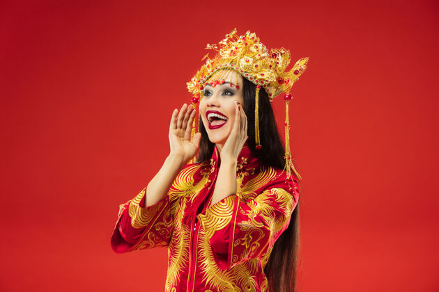 民间中国传统的优雅女子在工作室里过红惊喜舞蹈女性