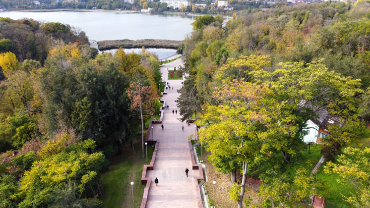 国家无人机俯瞰基希讷乌瀑布楼梯多棵绿树 步行的人鸟老地方