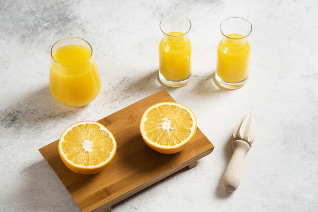 新鲜一杯鲜果汁加橙子片成熟橙子食品