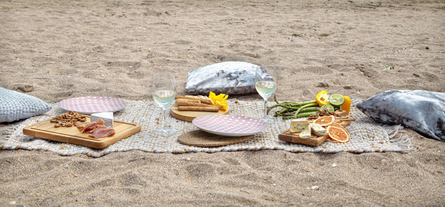浪漫夏日美丽浪漫的海边野餐度假和休息的概念野餐食物大海
