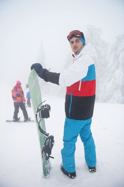 帽子冬天玩滑雪板的人极限运动行动严肃