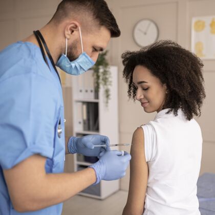危险医生在诊所给病人接种疫苗保健诊所预防