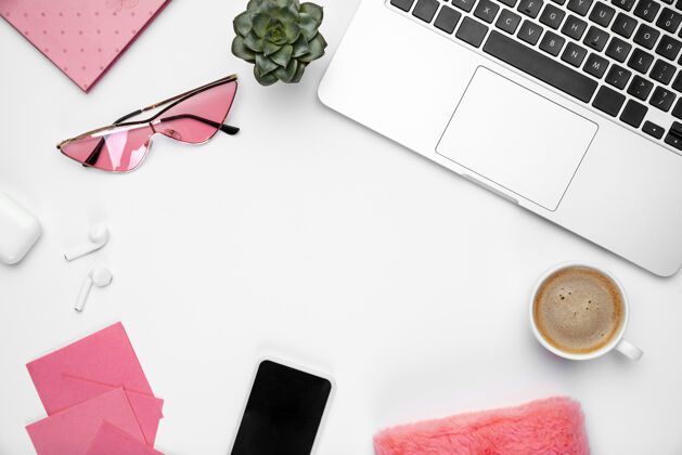办公室咖啡笔记..女性化的家庭办公室工作空间 文案空间激发生产力的工作场所商业概念 时尚 自由职业者 金融和艺术品优雅魅力玫瑰