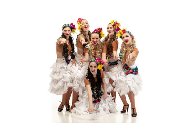 团体美丽的年轻白人妇女在狂欢节和时尚的化装舞会服装美女丘陵传统