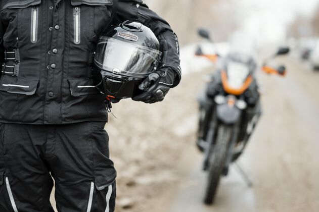 爱好冬天骑摩托车的男人男人摩托车手男人