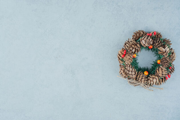 圣诞松果一个圣诞花环从松果在大理石背景高品质的照片树圣诞花环花环