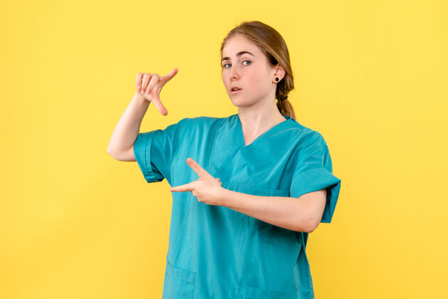 护士正面图黄色背景上的女医生医院医护人员健康感慨听诊器人站立