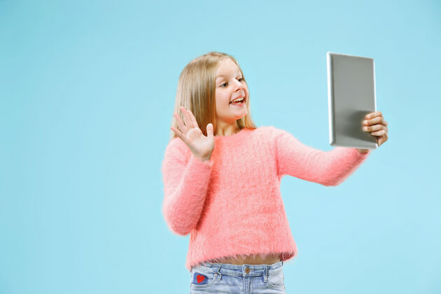 博客带笔记本电脑的少女科技情绪工人