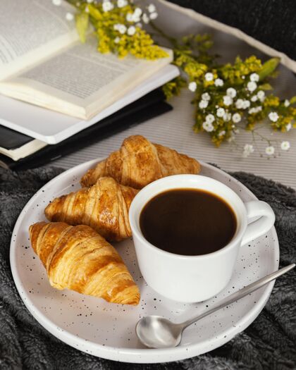 分类早餐有高角度的咖啡和牛角面包烹饪美味烹饪