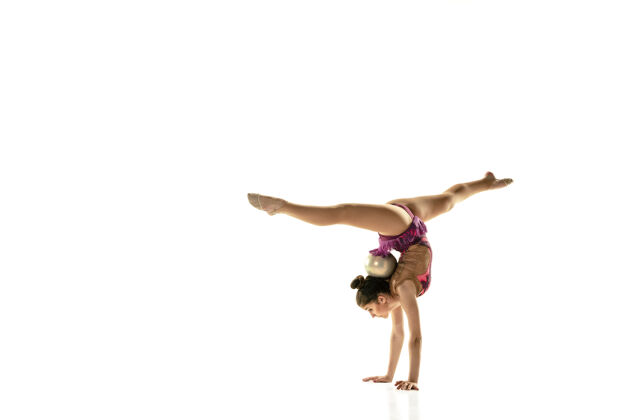 韵律年轻柔韧的女孩被隔离在白墙上十几岁的女模特作为艺术体操艺术家用器械练习锻炼柔韧 平衡优雅的动作 运动敏捷艺术家杂技演员