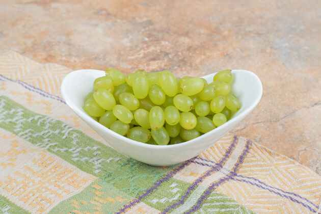 碗在桌布上的白色碗新鲜葡萄高品质的照片有机美味水果