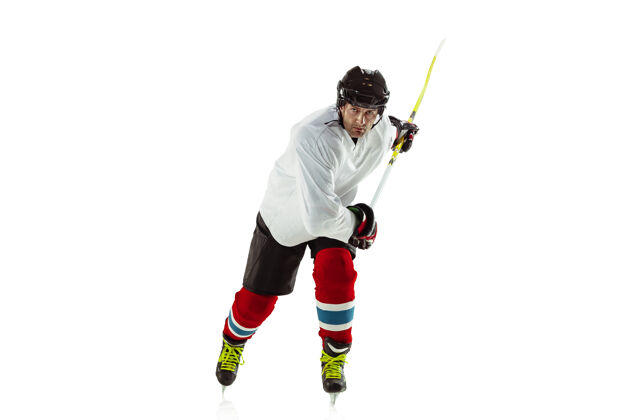 冰目标：冰球场上和白墙上有棍子的年轻男子冰球运动员运动员戴着器械和头盔练习运动理念 健康的生活方式 运动 运动 动作男子运动员运动员