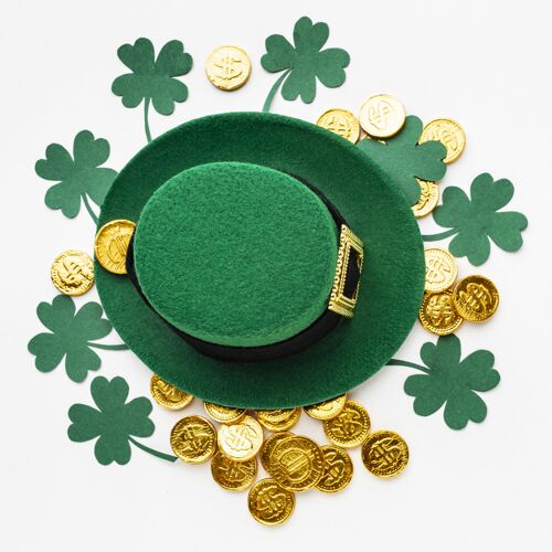 庆典硬币和三叶草上的顶视图帽子帽子幸运绿色