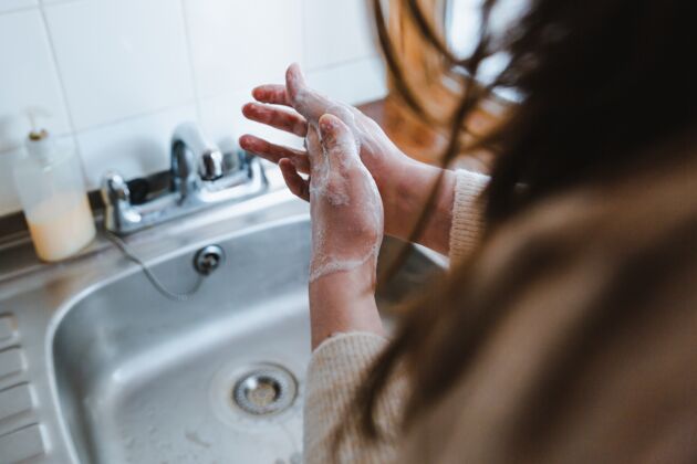 职业女人用肥皂洗手-冠状病毒的概念皮肤手套人
