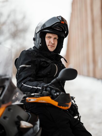 摩托车手冬天骑摩托车的男人头盔骑男人