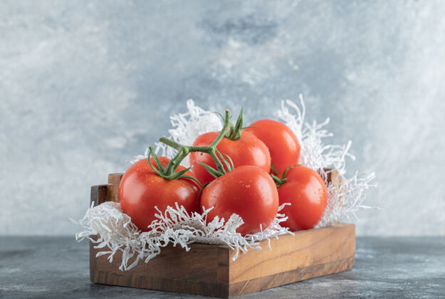 树枝一些多汁的西红柿放在木篮里生的番茄成熟的