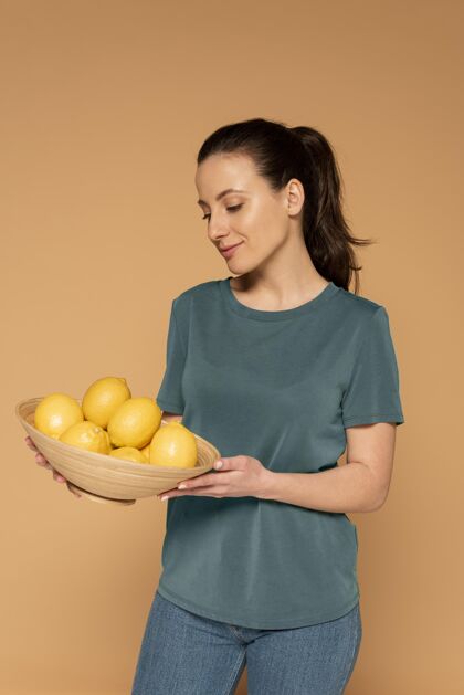 女人拿着柠檬碗的女人碗再利用女人