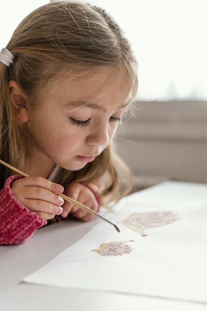 绘画特写女孩在室内绘画绘画生活方式艺术