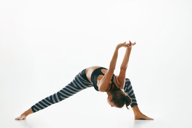 能量在运动空间练习瑜伽的年轻女性活跃课程力量