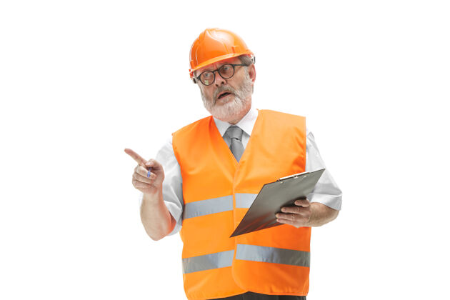 建筑穿着建筑背心和橙色头盔的建筑工人站在白色的地面上施工男性计划