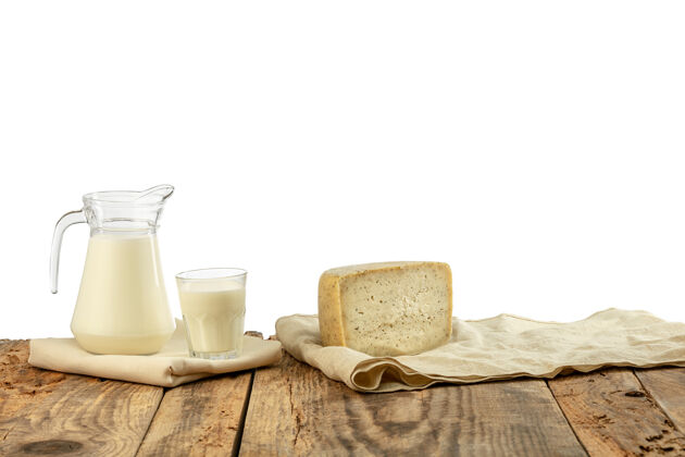 布里不同的奶制品 奶酪 奶油 牛奶放在木桌上罐木头牛奶