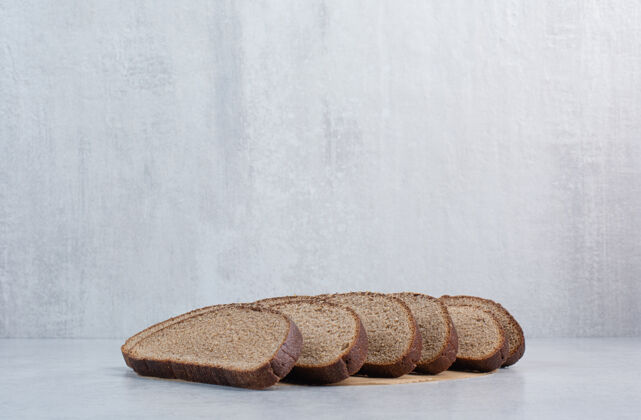 谷类黑面包片大理石背景高品质的照片食品黑麦面包皮