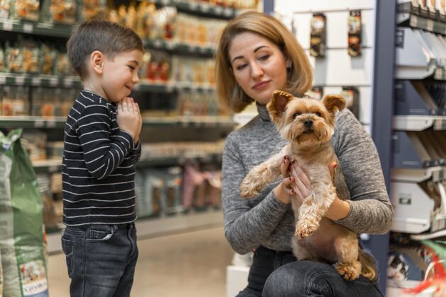 客户在宠物店牵着一只可爱小狗的女人朋友女人可爱