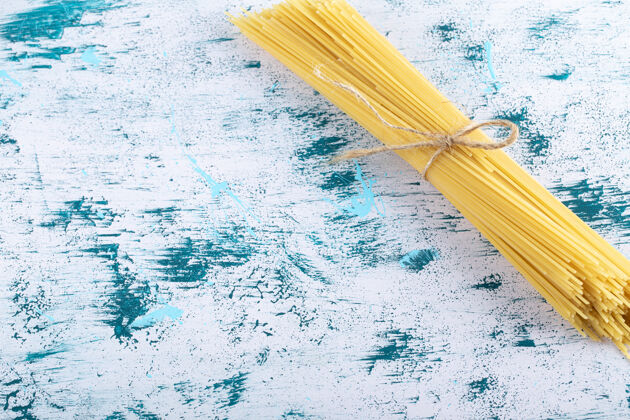 烹饪生面用绳子绑在五颜六色的面上意大利面生的领带