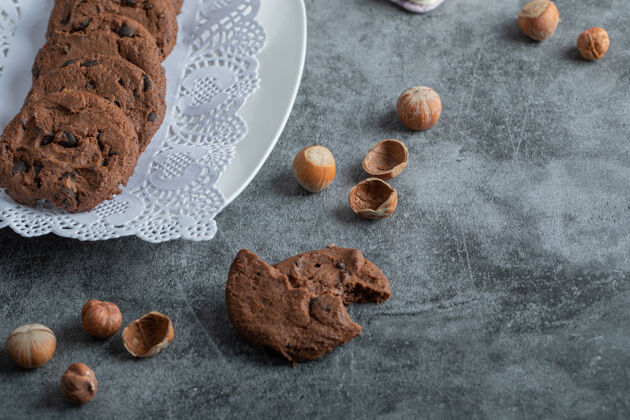棕色白餐巾上的美味巧克力饼干甜点糖果饼干