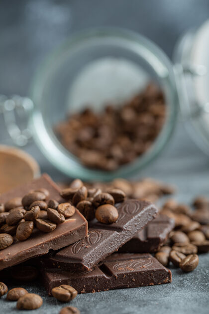 甜的巧克力条和咖啡豆放在灰色的糖好吃的巧克力