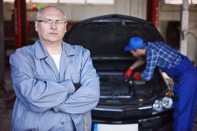 成人修理工在车间里修理汽车成年男子机动车眼镜