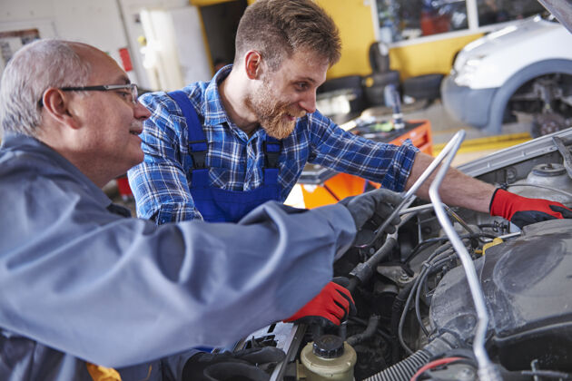 发动机修理工在车间里修理汽车汽修店眼镜教学