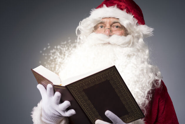 冬天圣诞老人在读圣诞故事男性魔术沉默