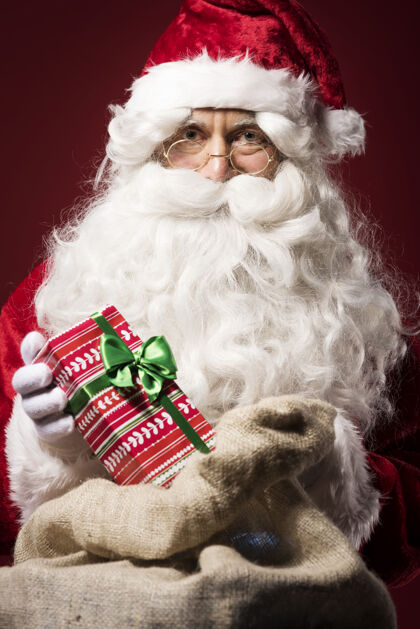 欢呼圣诞老人带着礼品盒礼物圣诞老人季节