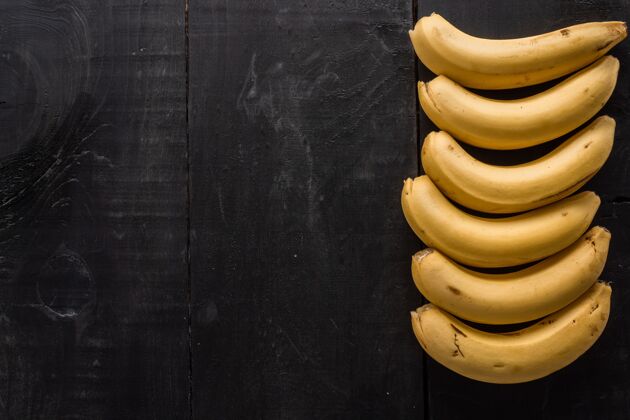 饮食高角度拍摄的香蕉与复制空间上的黑色背景工具干净香蕉