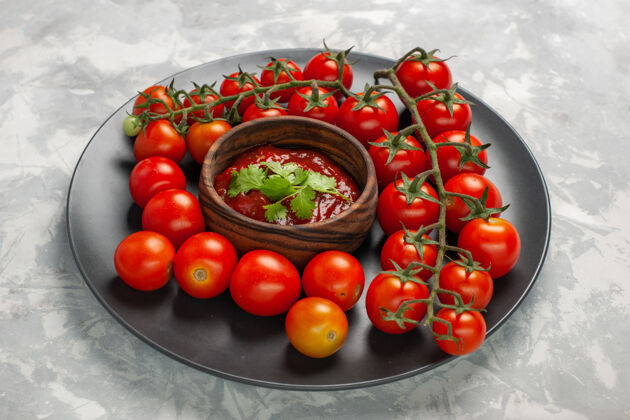 膳食正面图新鲜的樱桃西红柿盘内配番茄酱 表面洁白 蔬菜一餐 健康沙拉香草西红柿食品