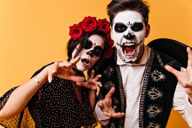 化妆舞会尖叫的墨西哥男人和他的女朋友用万圣节化妆可怕的肖像摆姿势恐怖五颜六色墨西哥