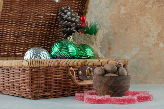 圣诞球白色背景上有坚果的木碗高质量的照片甜的好吃吃的