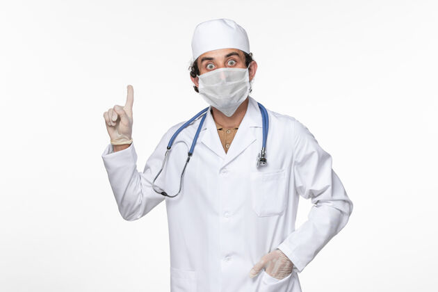 外套正面图男医生穿着医疗服 戴着无菌口罩 以防白壁病毒冠状病毒大流行疾病视图冠状病毒医生