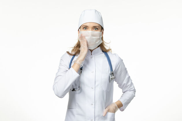 女性正面图女医生穿着医疗服 戴着口罩和手套 因冠状病毒对轻白壁病大流行的冠状病毒人员疾病视图