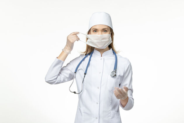 听诊器正面图女医生身穿医疗服戴口罩因白墙上冠状病毒大流行-病毒冠状病毒-疾病医院药品病毒