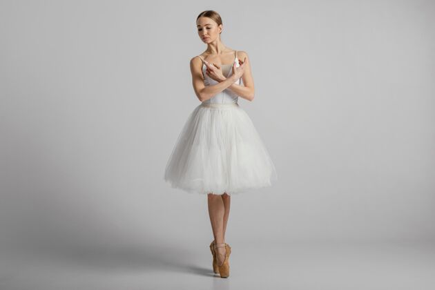 芭蕾舞演员芭蕾舞演员摆姿势与尖头鞋全镜头流动性芭蕾舞艺术家