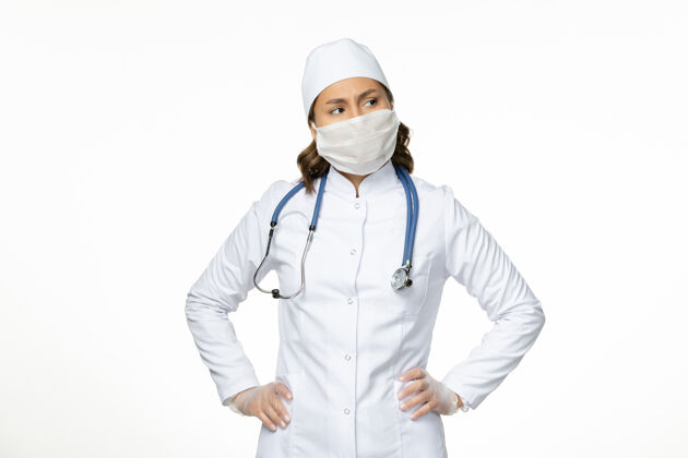 消毒白衣女医生 无菌口罩 白墙大流行病毒病药套装专业人员