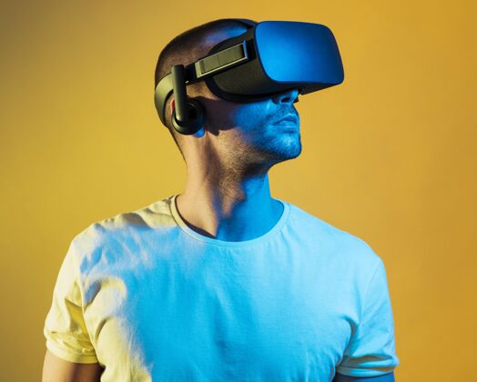 未来穿着虚拟现实小玩意的中枪男人虚拟现实虚拟技术