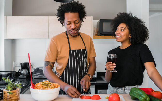 非洲一对年轻的非洲夫妇在家里的厨房一起做饭的肖像关系 厨师和生活方式的概念厨房享受房子