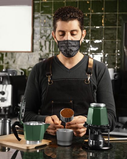 香气中号咖啡师在准备咖啡面膜美味生活方式