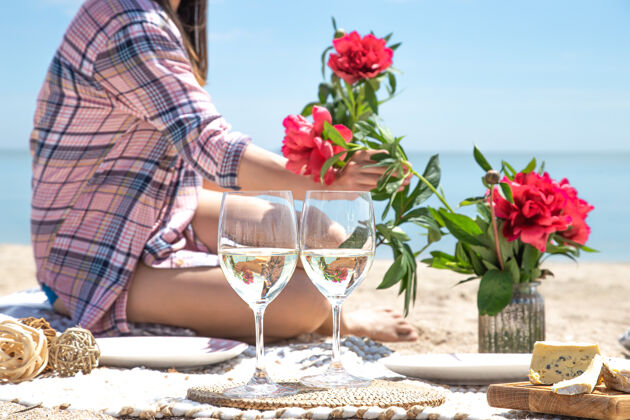 浪漫在海边喝两杯饮料在海边野餐的概念杯子放松野餐